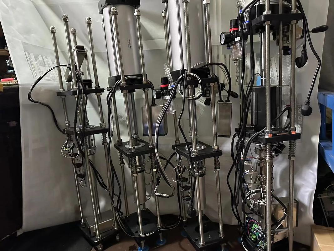 探索高效生产新选择 新款桌面注塑机在小型塑料制品中的应用